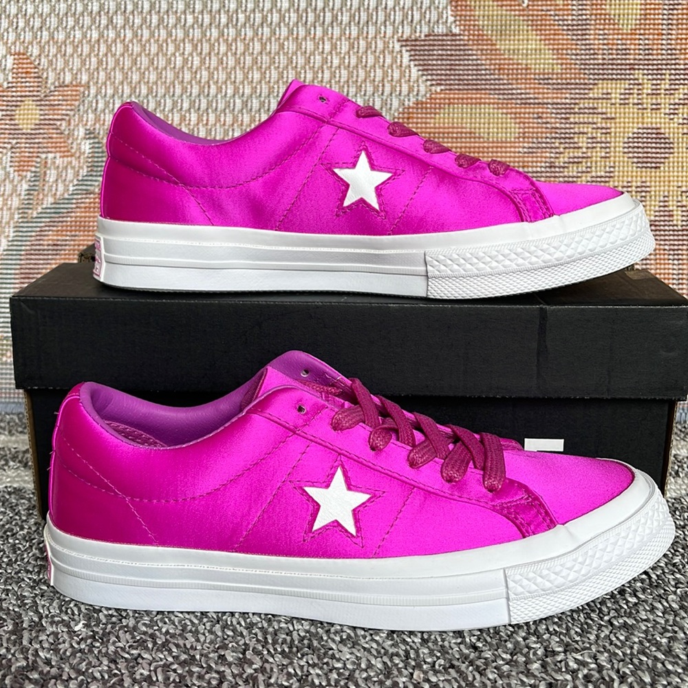 Converse WMNS 161197C
ONE STAR OX
HYPER MAGENTA/HYPER MAGENTA Sneakers - Picture 1 of 16
